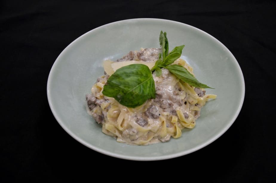 TAGLIATELLE WITH BEEF AND MUSHROOMS 450g
