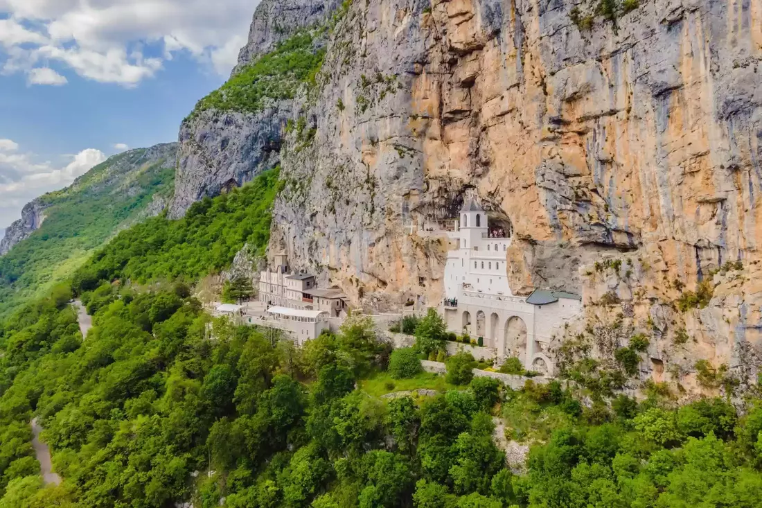 Manastir unutar Ostroške Grede